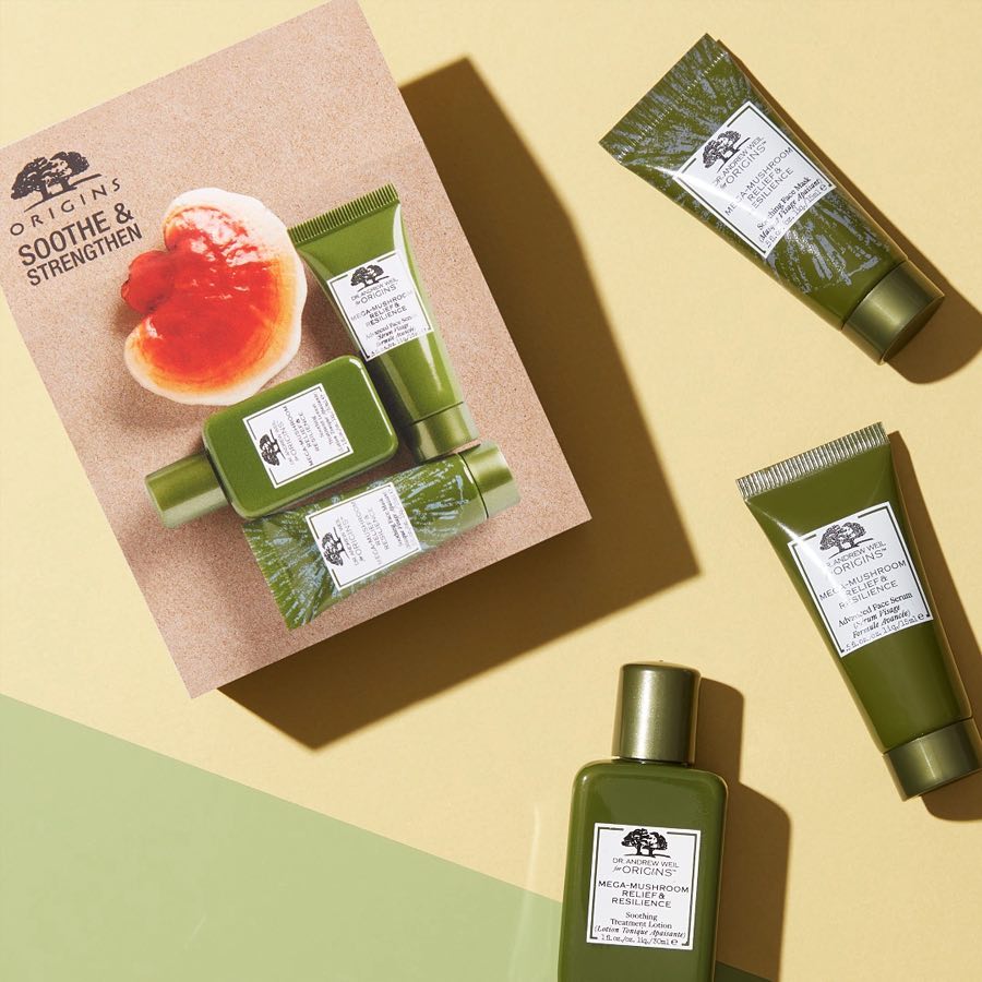 Origins Mega Mushroom Set Soothe & Strengthen (4Items) เซ็ทผลิตภัณฑ์เพื่อฟื้นบำรุงผิวให้แข็งแรงแลดูสุขภาพดีจากกลุ่ม Mega-Mushroom     ภายในเซ็ทประกอบด้วย    1. Mega-Mushroom Relief & Resilience Soothing Treatment Lotion 30ml   ทรีทเมนต์โลชั่นสูตรน้ำเนื้อบางเบาไม่มีส่วนผสมของแอลกอฮอล์ ช่วยฟื้นคืนความชุ่มชื้นและปลอบประโลมผิวรู้สึกสบาย ด้วยสูตรใหม่ที่มีคุณประโยชน์จากเห็ดหลินจือ (Reishi) เห็ดถั่งเฉ้า (Cordyceps) เห็ด Chaga ที่ผ่านกระบวนการหมักเพื่อให้ได้สูตรที่ดีที่สุดต่อผิว ผสานการทำงานร่วมกับพืชสรรพคุณสูงซีบัคธอร์น (Sea Buckthorn) พร้อมแลคโตบาซิลลัสที่ช่วยฟื้นคืนความชุ่มชื้นให้กับผิว ยิ่งไปกว่านั้นสูตรเอกสิทธิ์ใหม่นี้ยังมีส่วนผสมของเห็ด Coprinus ที่อุดมด้วยคุณประโยชน์      2. Mega-Mushroom Skin Relief Advanced Face Serum 15ml  เซรั่มสูตรใหม่ปลอบประโลมผิวให้รู้สึกสบายผิว และเสริมให้ผิวดูสุขภาพดี ด้วยสูตรใหม่ที่มีคุณประโยชน์จากเห็ดหลินจือ (Reishi) เห็ดถั่งเฉ้า (Cordyceps) เห็ด Chaga ที่ผ่านกระบวนการหมักเพื่อให้ได้สูตรที่ดีที่สุดต่อผิว ผสานการทำงานร่วมกับพืชสรรพคุณสูงซีบัคธอร์น (Sea Buckthorn) พร้อมแลคโตบาซิลลัสที่ช่วยฟื้นคืนความชุ่มชื้นให้กับผิว ยิ่งไปกว่านั้นสูตรเอกสิทธิ์ใหม่นี้ยังมีส่วนผสมของเห็ด Coprinus ที่อุดมด้วยคุณประโยชน์  3. Mega-Mushroom Soothing Face Mask 15ml มาส์กเนื้อนุ่มเนียนที่ช่วยทำความสะอาดผิวอย่างอ่อนโยน ปลอบประโลมและช่วยให้รู้สึกสบายผิว ด้วยสูตรใหม่ที่มีคุณประโยชน์จากเห็ดหลินจือ (Reishi) เห็ดถั่งเฉ้า (Cordyceps) เห็ด Chaga ที่ผ่านกระบวนการหมักเพื่อให้ได้สูตรที่ดีที่สุดต่อผิว ผสานการทำงานร่วมกับพืชสรรพคุณสูงซีบัคธอร์น (Sea Buckthorn) พร้อมแลคโตบาซิลลัสที่ช่วยฟื้นคืนความชุ่มชื้นให้กับผิว ยิ่งไปกว่านั้นสูตรเอกสิทธิ์ใหม่นี้ยังมีส่วนผสมของเห็ด Coprinus ที่อุดมด้วยคุณประโยชน์ในการปกป้องผิวและมีคุณสมบัติในการปลอบประโลมผิว  4. Mega-Mushroom Drink Up Intensive 30ml มาส์กสำหรับกลางคืนสูตรมาส์กเข้มข้นที่จะช่วยโอบอุ้มผิวไว้ด้วยความชุ่มชื้นอย่างล้ำลึก ทรงพลังยิ่งขึ้นด้วย Advanced Hydration Technology เทคโนโลยีก้าวล้ำที่ผสานด้วยคุณค่าจากธารน้ำแข็งจากสวิสเซอร์แลนด์และกรดไฮยาลูรอนิค ให้ผิวอิ่มน้ำและช่วยเก็บกักความชุ่มชื้นให้คงอยู่ในผิวยาวนานตลอดทั้งคืน อุดมด้วยส่วนผสมที่ช่วยให้ผิวชุ่มชื้น อันได้แก่ กรดไขมันโอเมก้า-3 และวิตามินเอ ดี และอี ที่มอบคุณประโยชน์ของการบำรุงและเติมเต็มความชุ่มชื้นให้แก่ผิว อีกทั้งยังช่วยรักษาระดับความชุ่มชื้นและสมดุลของผิวสุขภาพดีได้อีกด้วย      พร้อมกระเป๋าเครื่องสำอางแบบใสของ ORIGINS