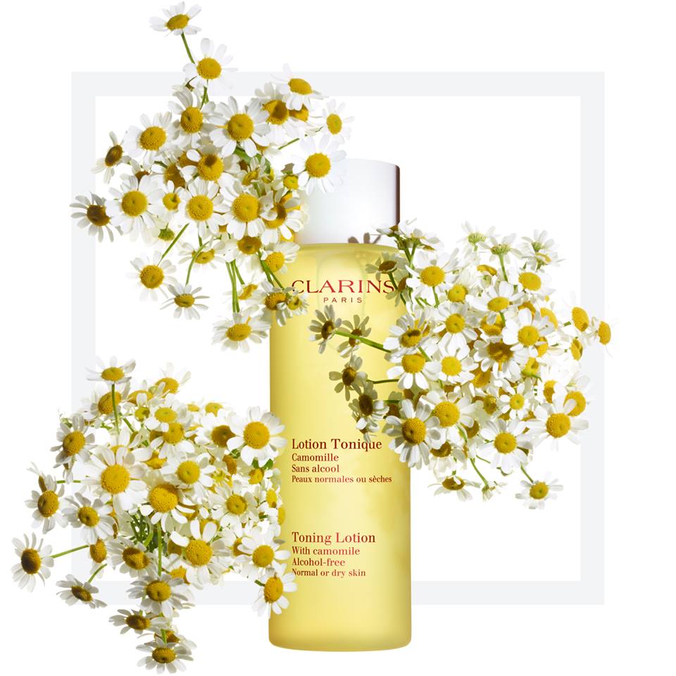 CLARINS Lotion Tonique Toning Lotion With Camomile Alcohol-Free Normal or Dry Skin 50 ml.  โทนนิ่งโลชั่น ที่รักษาความชุ่มชื้นของผิวให้สมดุลตามธรรมชาติ ด้วยส่วนผสมของAlpine Herbs, Linden และ Camomile ที่มีคุณสมบัติช่วยให้ผิวนุ่มชุ่มชื้น  ทำความสะอาดผิวขั้นตอนสุดท้าย พร้อมบำรุงผิวให้เนียนนุ่มชุ่มชื่น เคล็ดลับผิวหน้าสุขภาพดีไม่แห้งกราน 