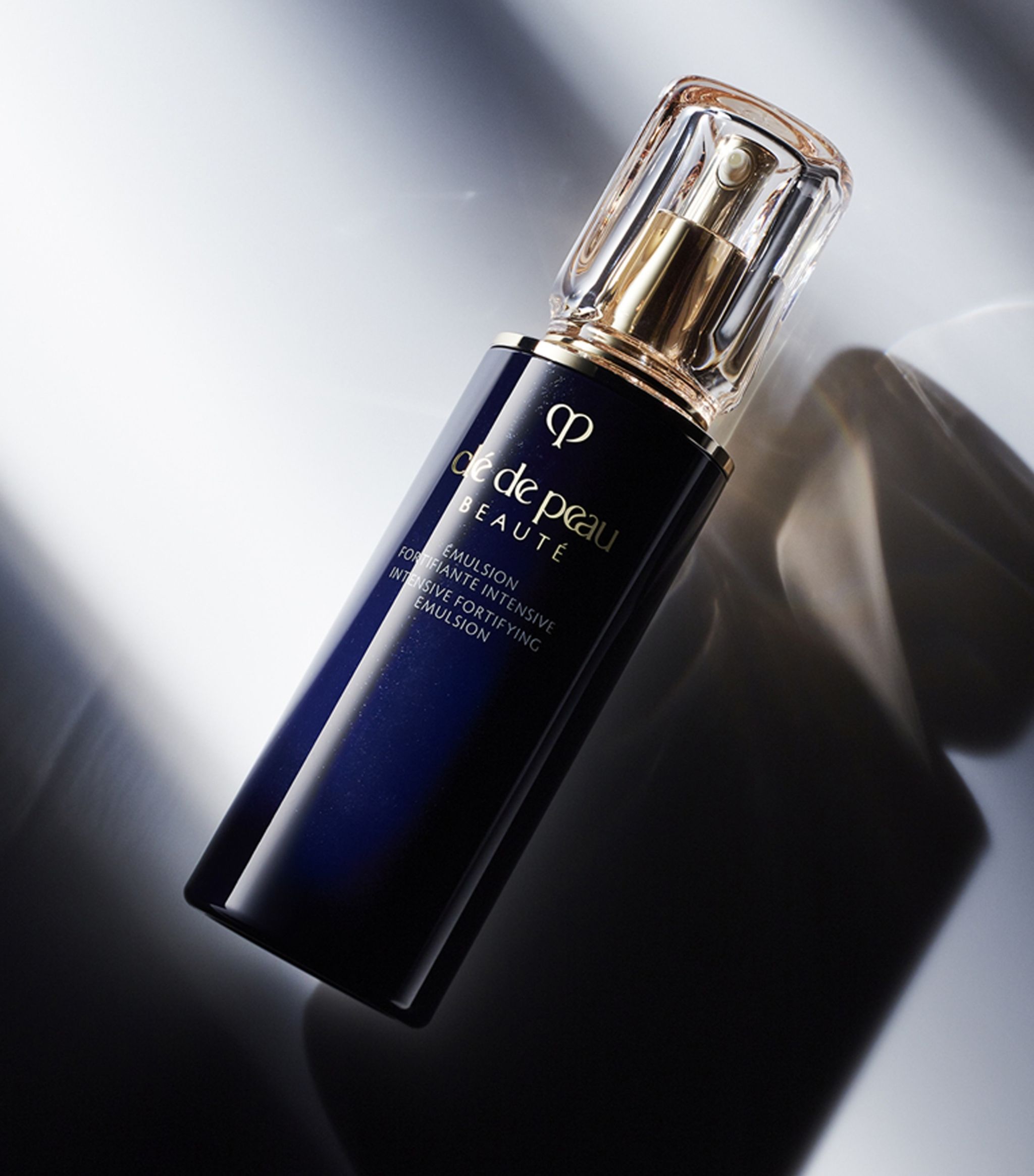 Cle De Peau Beaute Intensive Fortifying Emulsion  อิมัลชั่นสูตรกลางคืน มอบความชุ่มชื่นพร้อมสารบำรุงความงามผิวในระหว่างค่ำคืน เสริมสมรรถนะการทำงานให้ผิว ให้ผิวยืดหยุ่นแน่นกระชับจากภายใน ต้องแสงเป็นประกายกระจ่างใสชั่วข้ามคืน